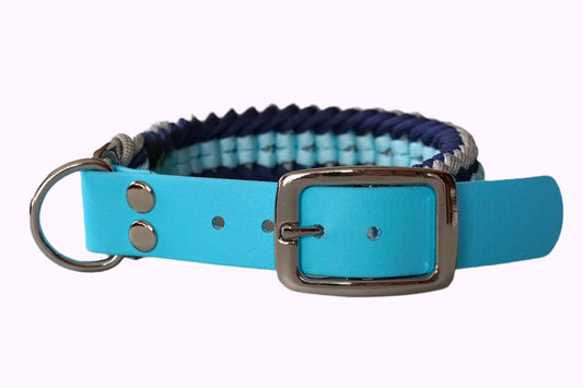 Geflochtenes Hundehalsband aus dunkelblau, hellblauen und grauen Bändern mit silberner Metallschnalle und Löchern zur Größeneinstellung.