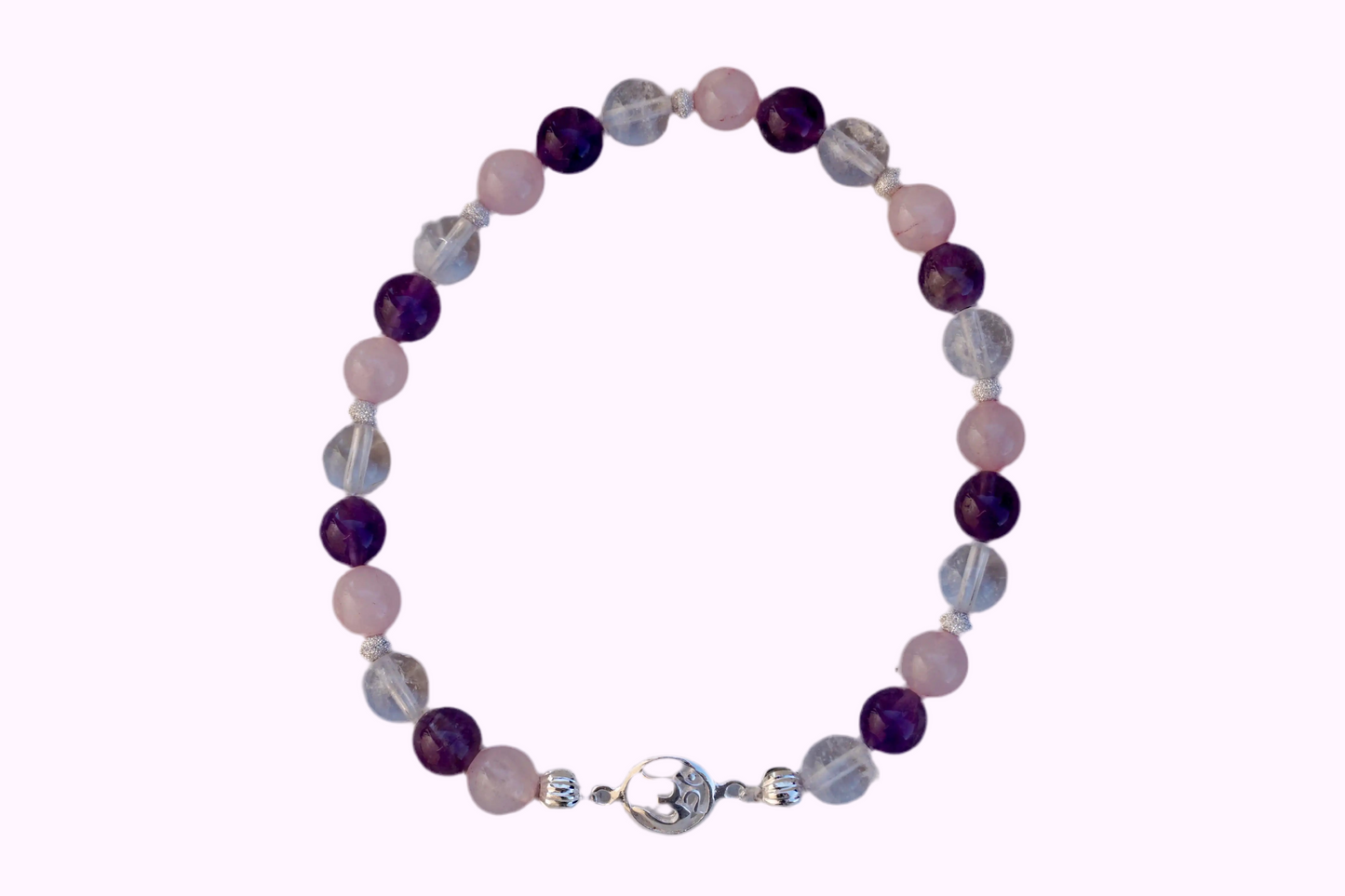 Rundes Armband aus Rosenquarz, Amethyst und Bergkristall mit silbernem Om-Anhänger und kleinen Silberperlen