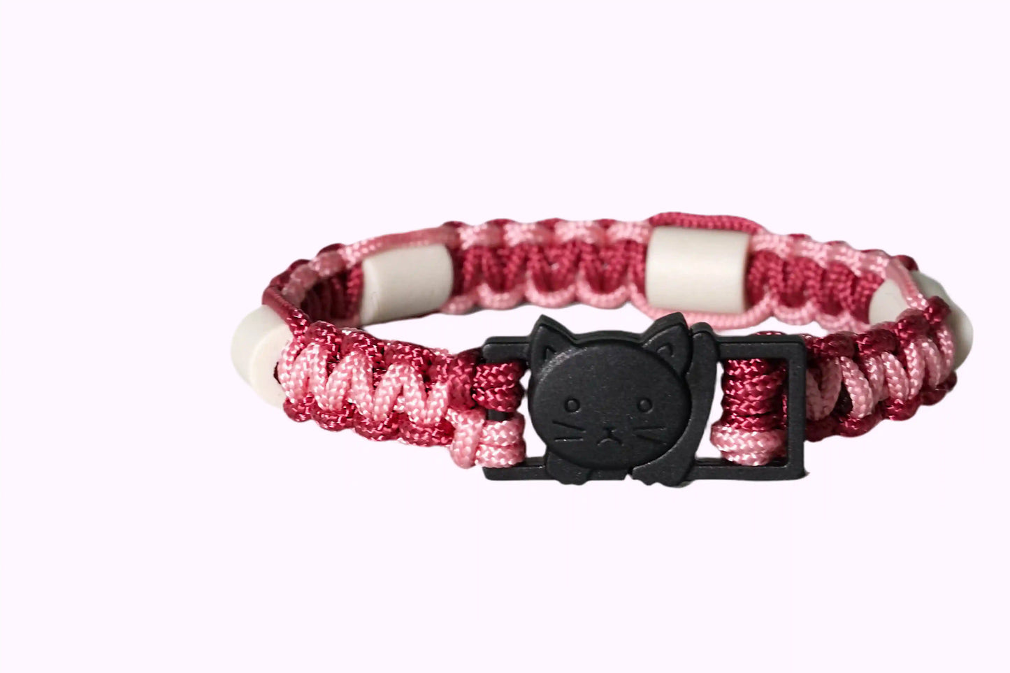Geflochtenes Katzenhalsband in Rosa- und Rottönen mit schwarzem Verschluss in Katzenform und Keramikpipes