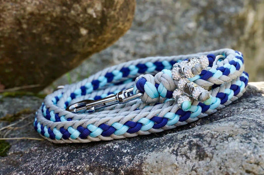 Geflochtene Paracord Hundeleine in Blau- und Grautönen mit Metallkarabiner und Schmuckperlen am Griff