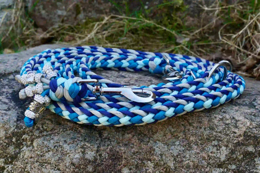 Geflochtene Paracord Hundeleine in Blau- und Grautönen mit Metallkarabiner und Schmuckperlen am Griff