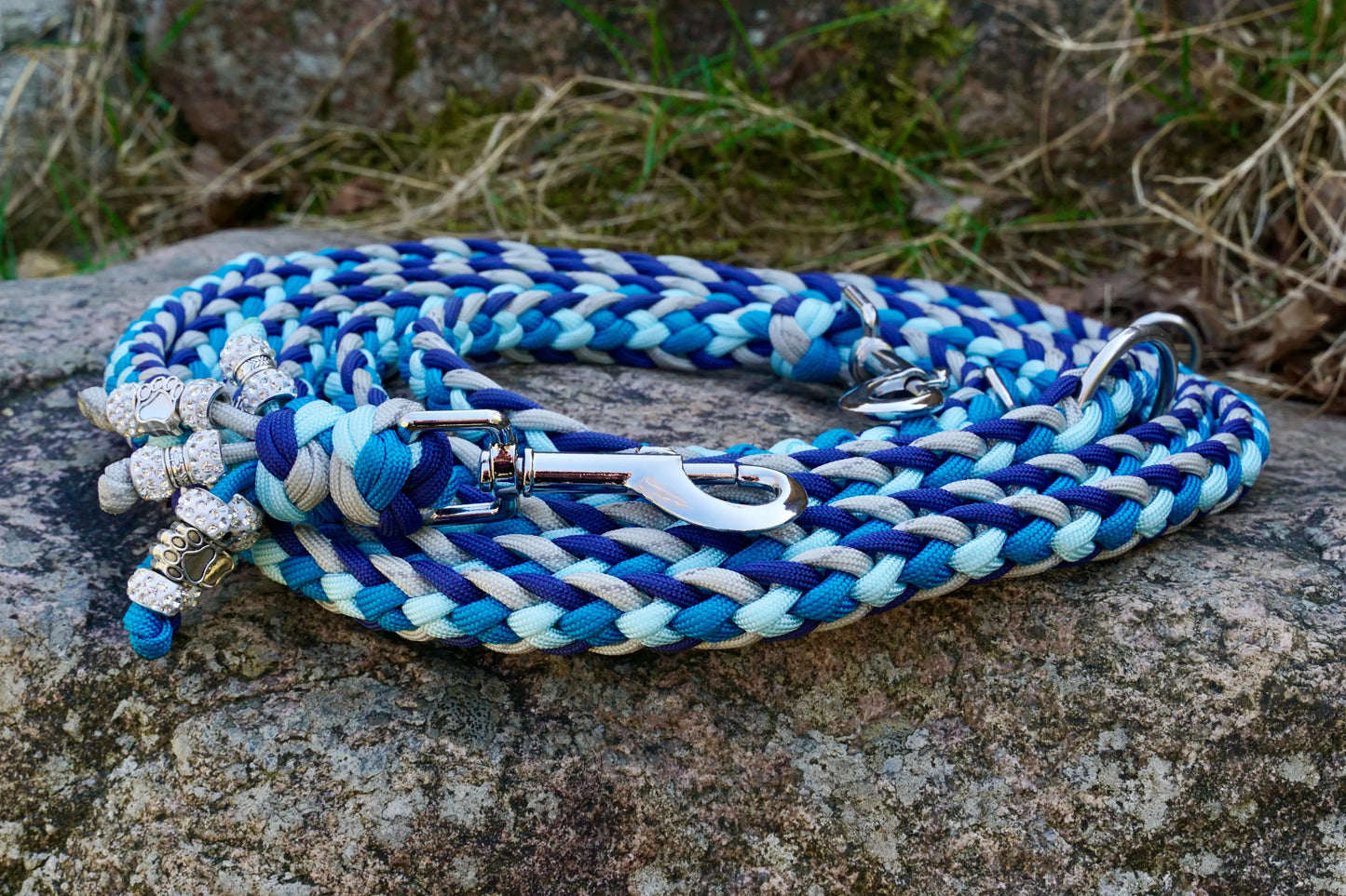 Geflochtene Paracord Hundeleine in Blau- und Grautönen mit Metallkarabiner und Schmuckperlen am Griff