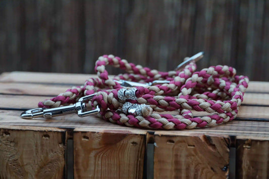 Geflochtene Hundeleine in Rot und Beige mit Metallkarabinern an beiden Enden und einem Metallring.