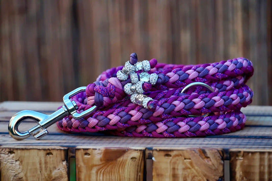 Geflochtene Paracord Hundeleine in Lila- und Pinktönen mit Metallkarabiner und Schmuckperlen am Griff