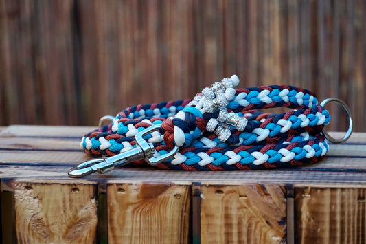 Geflochtene Paracord Hundeleine in Bronze- und Blautönen mit Metallkarabiner und Schmuckperlen am Griff