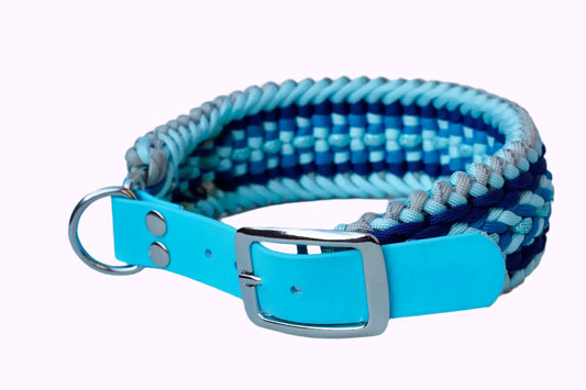 Geflochtenes Hundehalsband aus dunkelblau, hellblauen und grauen Bändern mit silberner Metallschnalle und Löchern zur Größeneinstellung.