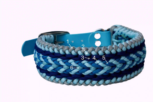 Geflochtenes Hundehalsband aus dunkelblau, hellblauen und grauen Bändern mit silberner Metallschnalle und Löchern zur Größeneinstellung.
