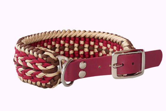 Geflochtenes Hundehalsband aus braunen, weinroten und goldenen Bändern mit silberner Metallschnalle und Löchern zur Größeneinstellung.