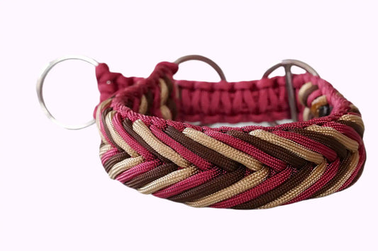 Geflochtenes Hundehalsband in Rot-, Beige- und Brauntönen mit Metallringen