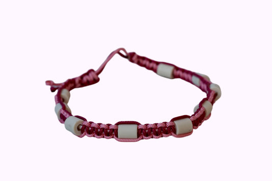 Geflochtenes Hundezeckenhalsband in Rosatönen und weißen Keramikpipes