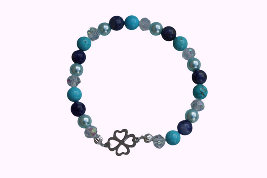 Rundes Armband aus Turquenit, Sodalith und hellblauer Acrylperlen sowie Glasperlen mit Kleeblatt-Anhänger 