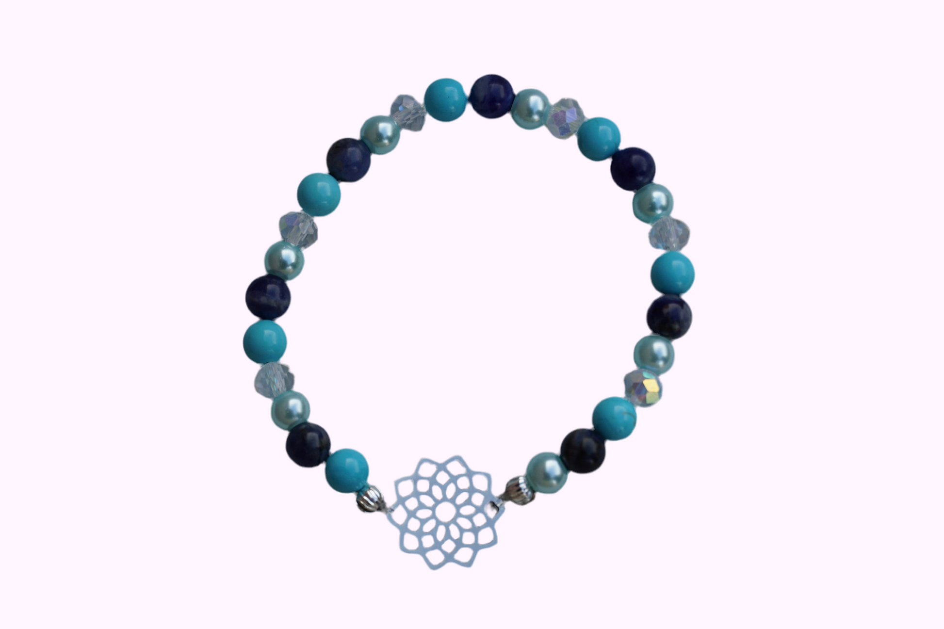 Rundes Armband aus Turquenit, Sodalith und hellblauer Acrylperlen sowie Glasperlen mit Blume des Lebens-Anhänger 