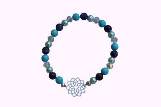 Rundes Armband aus Turquenit, Sodalith und hellblauer Acrylperlen sowie Glasperlen mit Blume des Lebens-Anhänger 