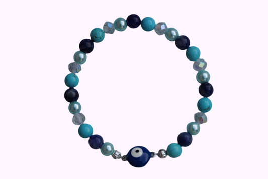 Rundes Armband aus Turquenit, Sodalith und hellblauer Acrylperlen sowie Glasperlen mit Nazaramulett-Anhänger