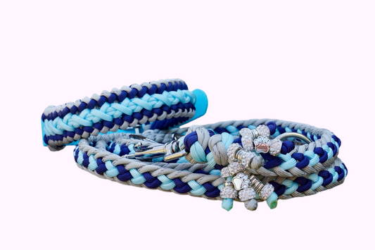 Geflochtene Hundeleine und Halsband in Blau- und Grautönen mit Metallkarabinern und Zierperlen