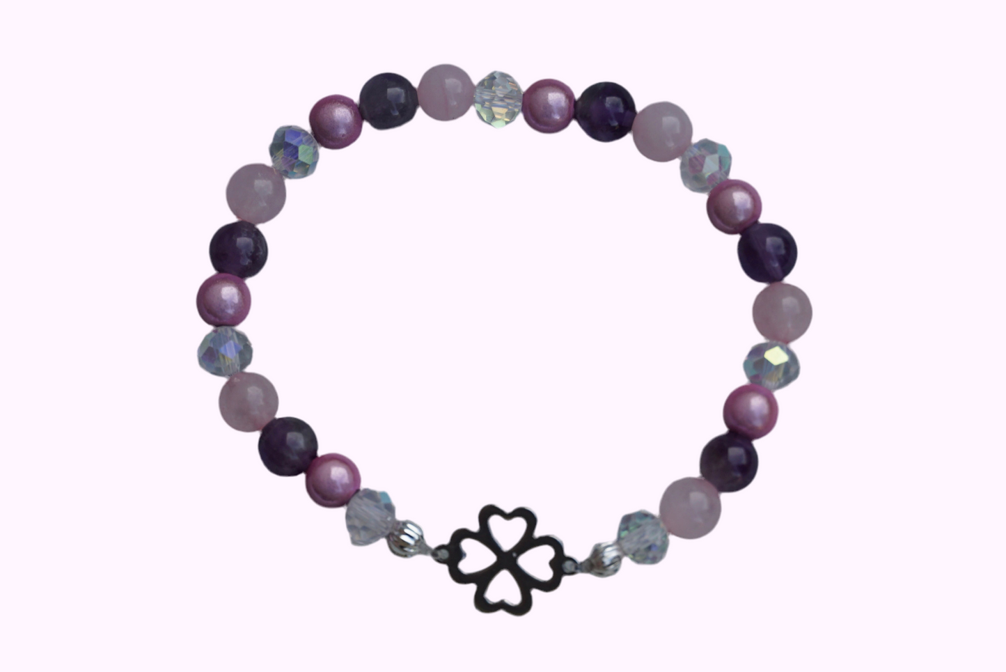 Rundes Armband aus Rosenquarz, Amethyst und rosa Acrylperlen mit Glasperlen und Kleeblatt-Anhänger