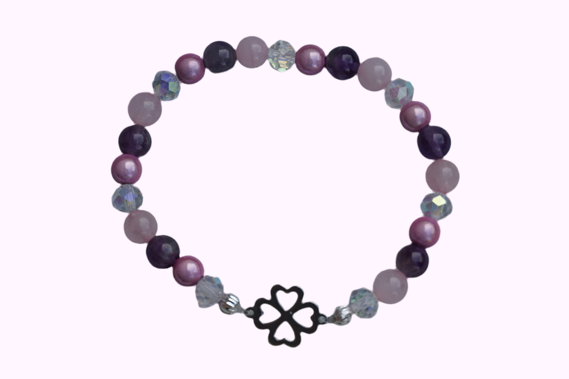 Rundes Armband aus Rosenquarz, Amethyst und rosa Acrylperlen mit Glasperlen und Kleeblatt-Anhänger