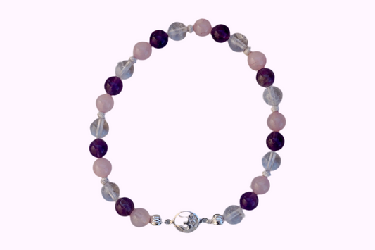 Rundes Armband aus Rosenquarz, Amethyst und Bergkristall mit silbernem Om-Anhänger und kleinen Silberperlen