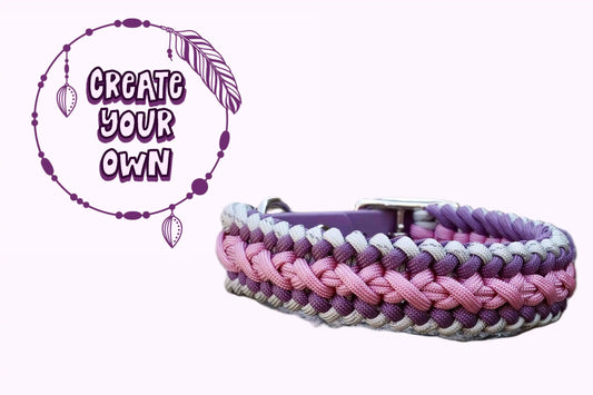 Geflochtenes Hundehalsband aus lila, rosa und grauen Bändern mit silberner Metallschnalle und Löchern zur Größeneinstellung. Mit "Create your own" Logo in der Ecke.