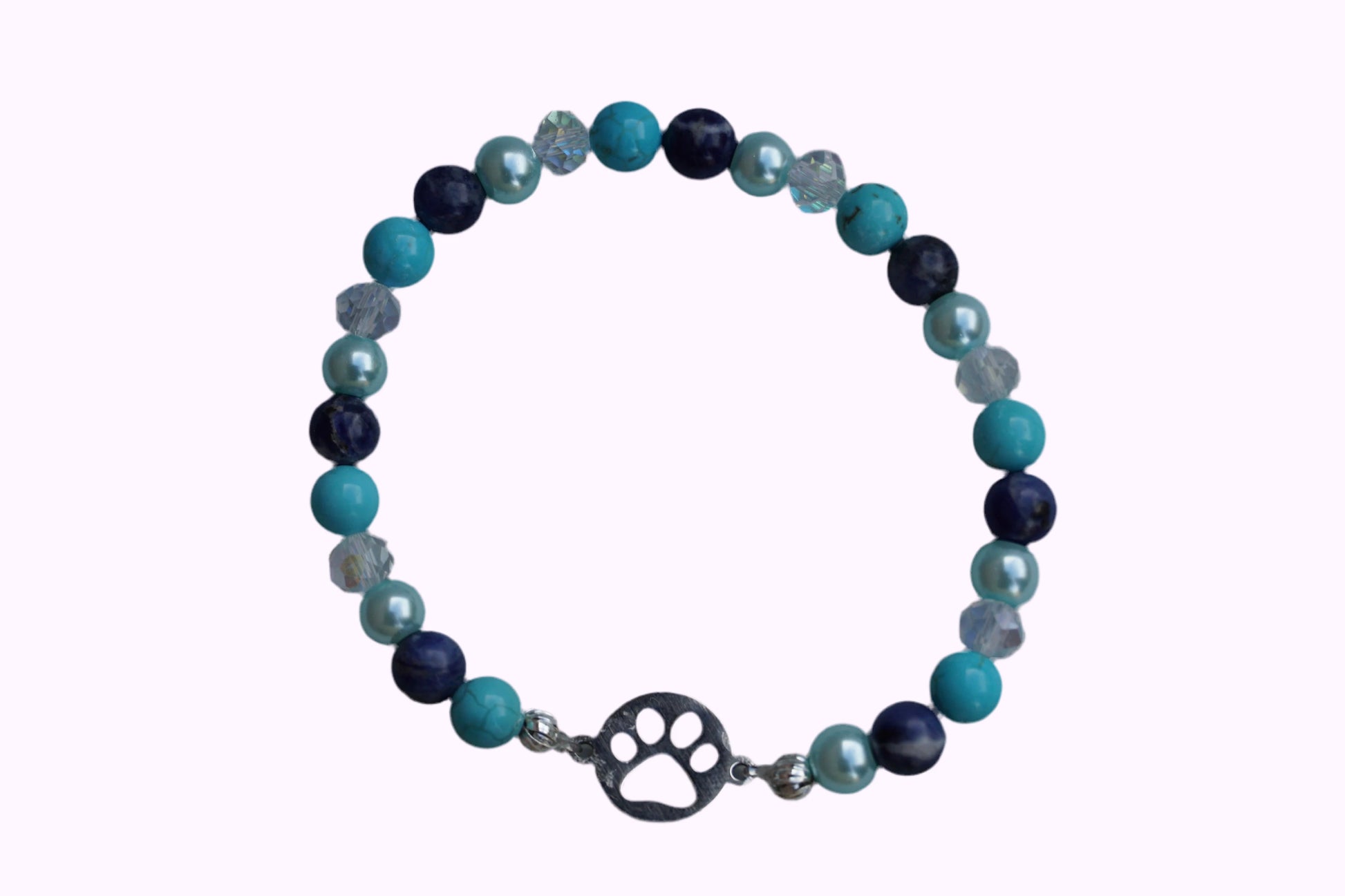 Rundes Armband aus Turquenit, Sodalith und hellblauer Acrylperlen sowie Glasperlen mit Hundepfoten-Anhänger