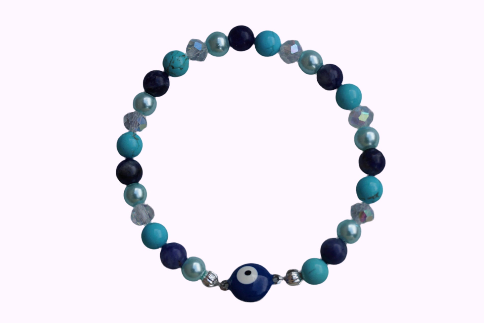 Rundes Armband aus Turquenit, Sodalith und hellblauer Acrylperlen sowie Glasperlen mit Nazaramulett-Anhänger
