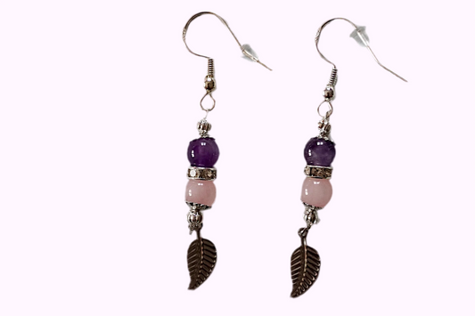 Ohrringe mit silberfarbenen Haken, zwei Edelsteinperlen in Amethyst und Rosenquarz sowie einem silberfarbenen Blattanhänger