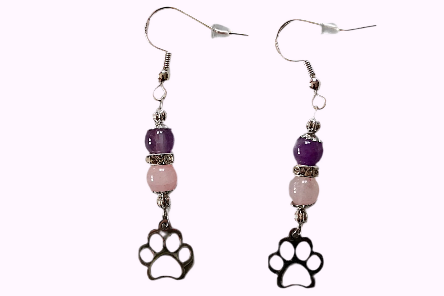 Ohrringe mit silberfarbenen Haken, zwei Edelsteinperlen in Amethyst und Rosenquarz sowie einem silberfarbenen Hundepfotenanhänger