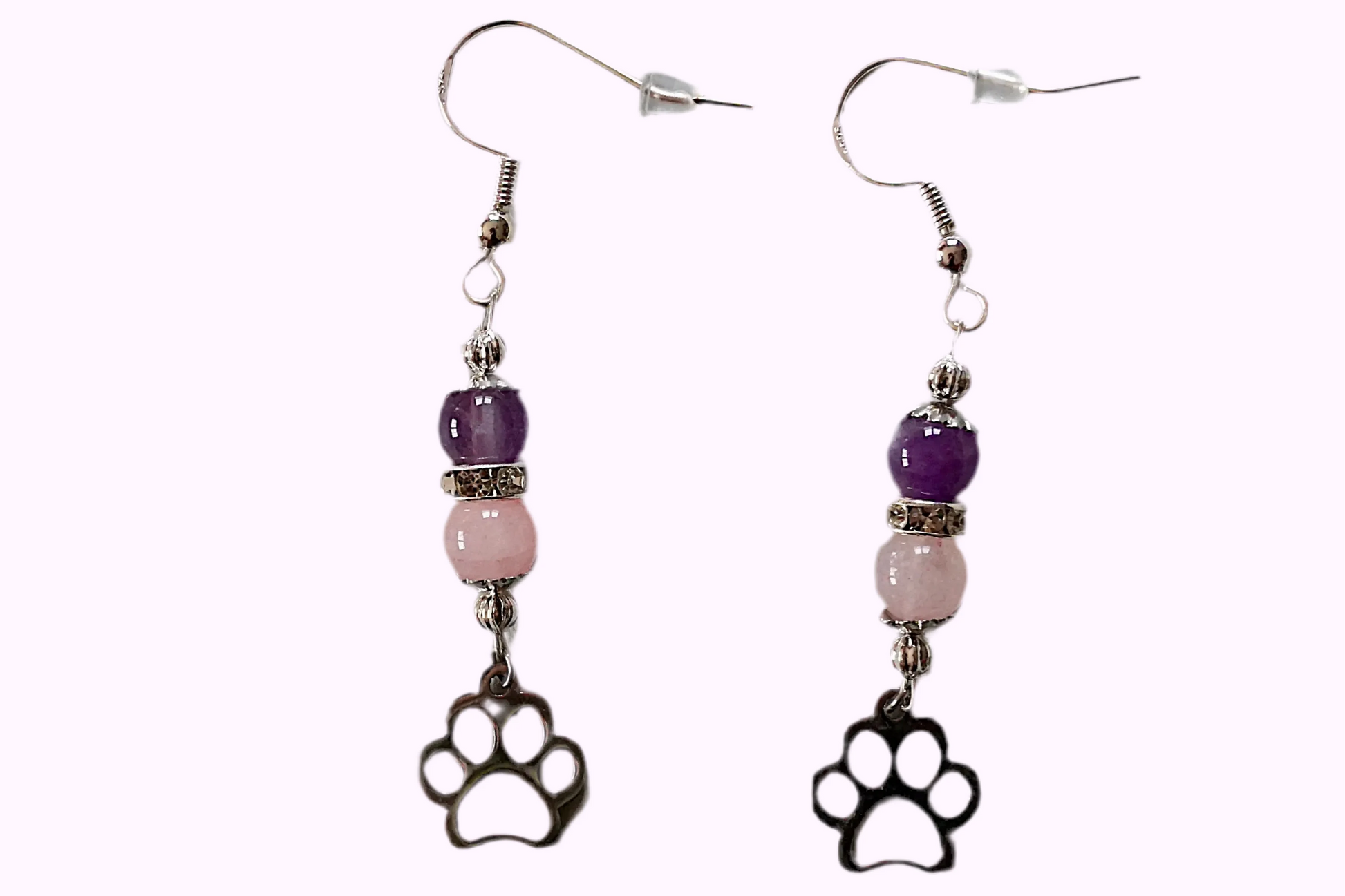 Ohrringe mit silberfarbenen Haken, zwei Edelsteinperlen in Amethyst und Rosenquarz sowie einem silberfarbenen Hundepfotenanhänger