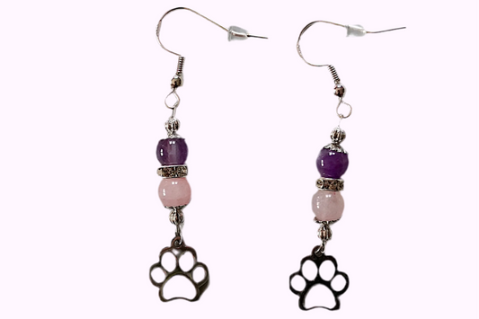 Ohrringe mit silberfarbenen Haken, zwei Edelsteinperlen in Amethyst und Rosenquarz sowie einem silberfarbenen Hundepfotenanhänger