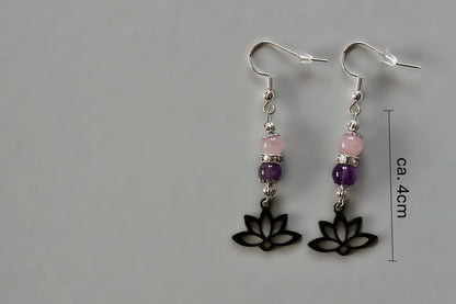 Ohrringe mit silberfarbenen Haken, zwei Edelsteinperlen in Amethyst und Rosenquarz sowie einem silberfarbenen Lotusblumenanhänger mit Maßstab