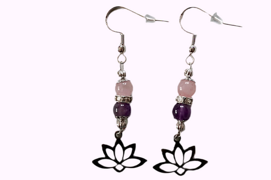 Ohrringe mit silberfarbenen Haken, zwei Edelsteinperlen in Amethyst und Rosenquarz sowie einem silberfarbenen Lotusblumenanhänger