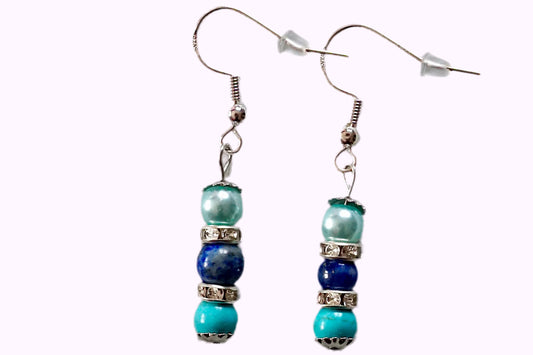 Ohrringe mit silberfarbenen Haken, zwei Edelsteinperlen in Turquenit und Sodalith sowie hellblauer Acrylperle
