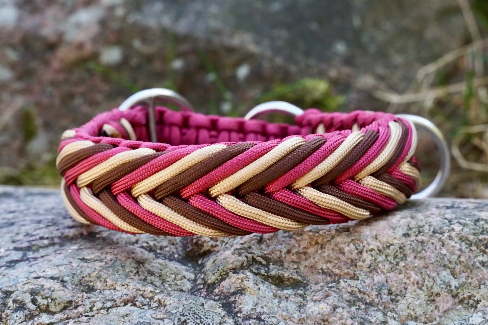 Geflochtenes Hundehalsband in Rot-, Beige- und Brauntönen mit Metallringen 