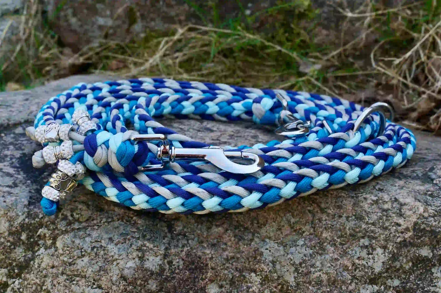 Geflochtene Paracord Hundeleine in Blau- und Grautönen mit Metallkarabiner und Schmuckperlen am Griff