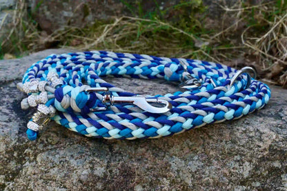 Geflochtene Paracord Hundeleine in Blau- und Grautönen mit Metallkarabiner und Schmuckperlen am Griff