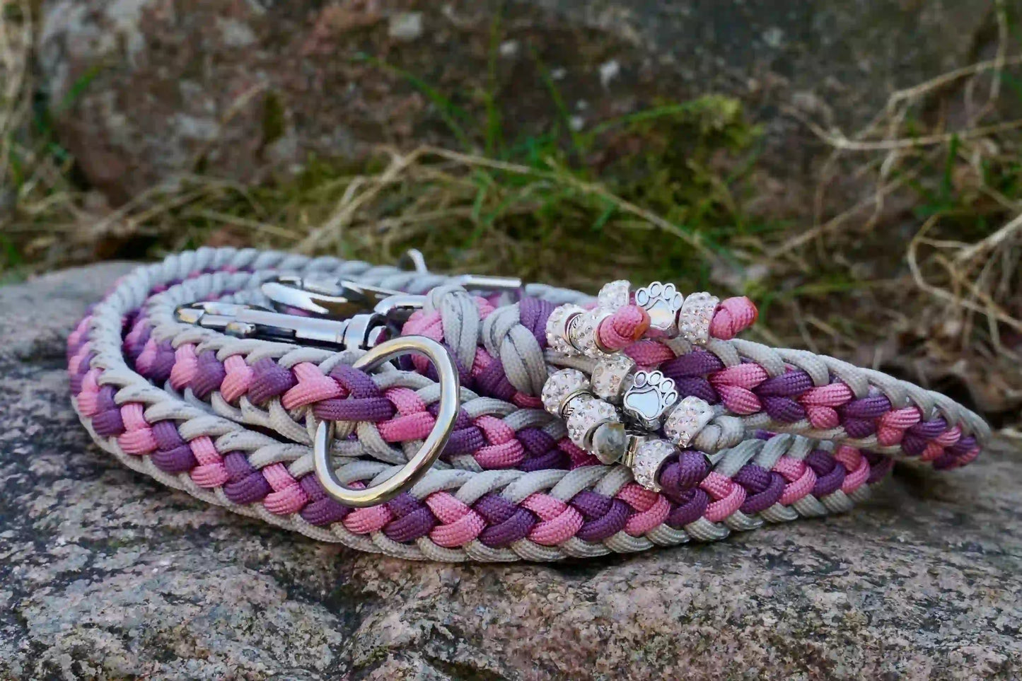 Geflochtene Paracord Hundeleine in Rosa-, Lila- und Grautönen mit Metallkarabiner und Schmuckperlen am Griff