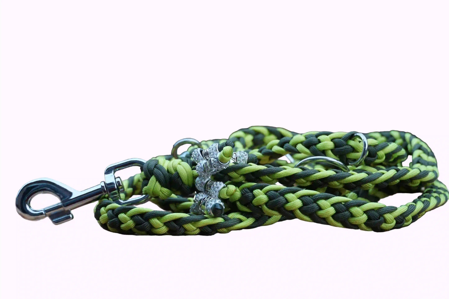 Geflochtene Hundeleine aus Paracord in Limettengrün und Olivgrün mit Metallkarabiner und zwei silbernen anhängern