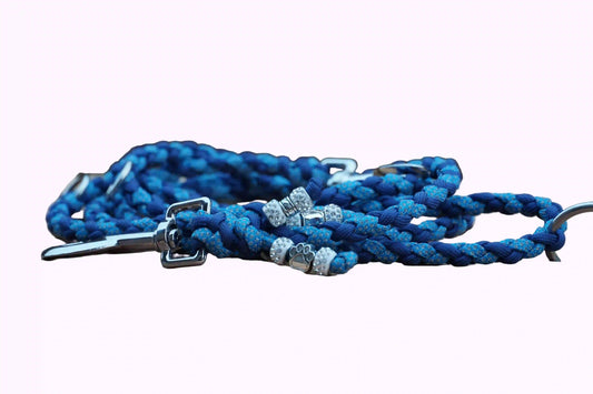 Marineblaue, schmale Hundeleine aus Paracord mit reflektierenden blauen Akzenten und Metallringen