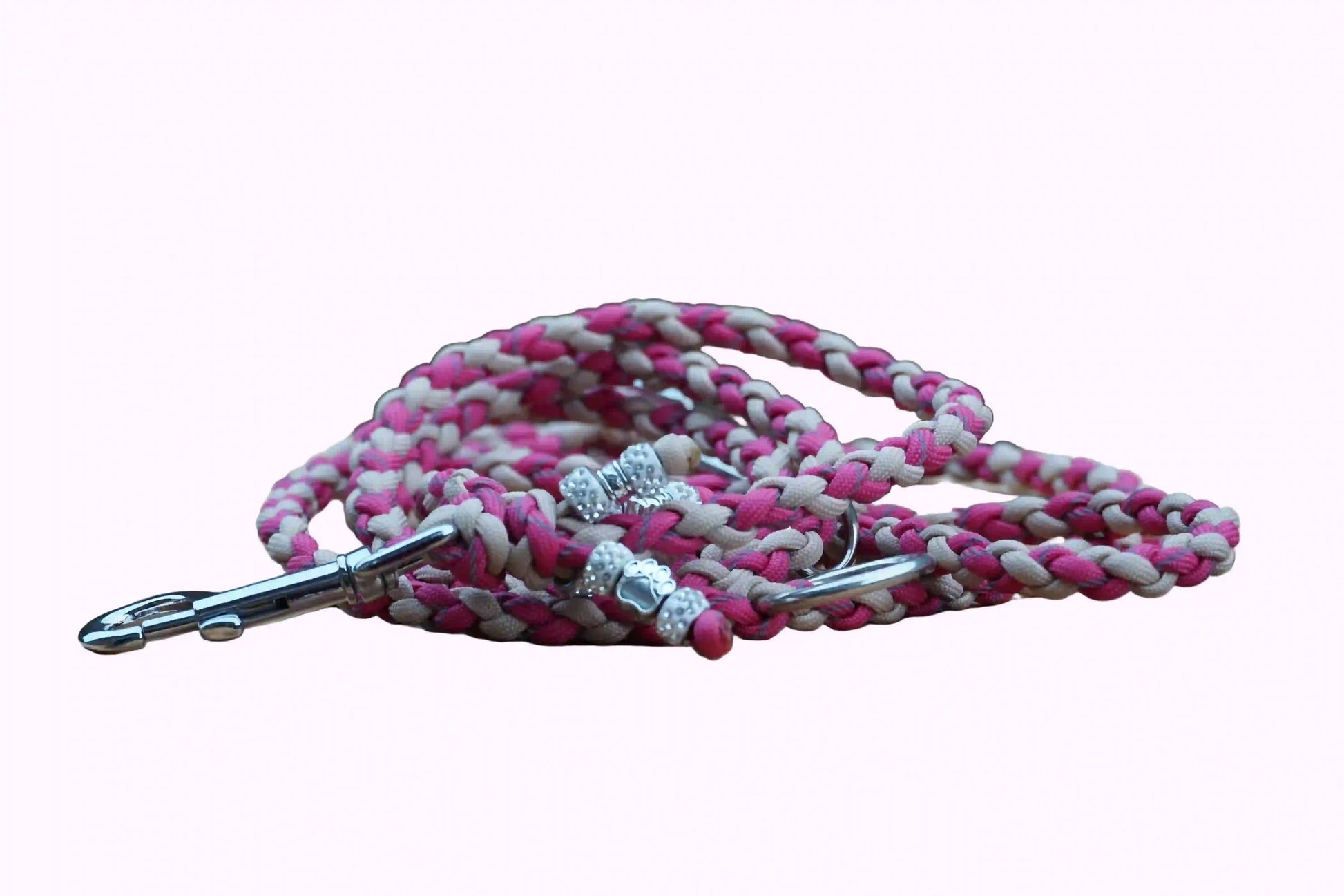 Schmale Hundeleine aus Paracord in Mocca und reflektierendem Pink mit Metallkarabinern