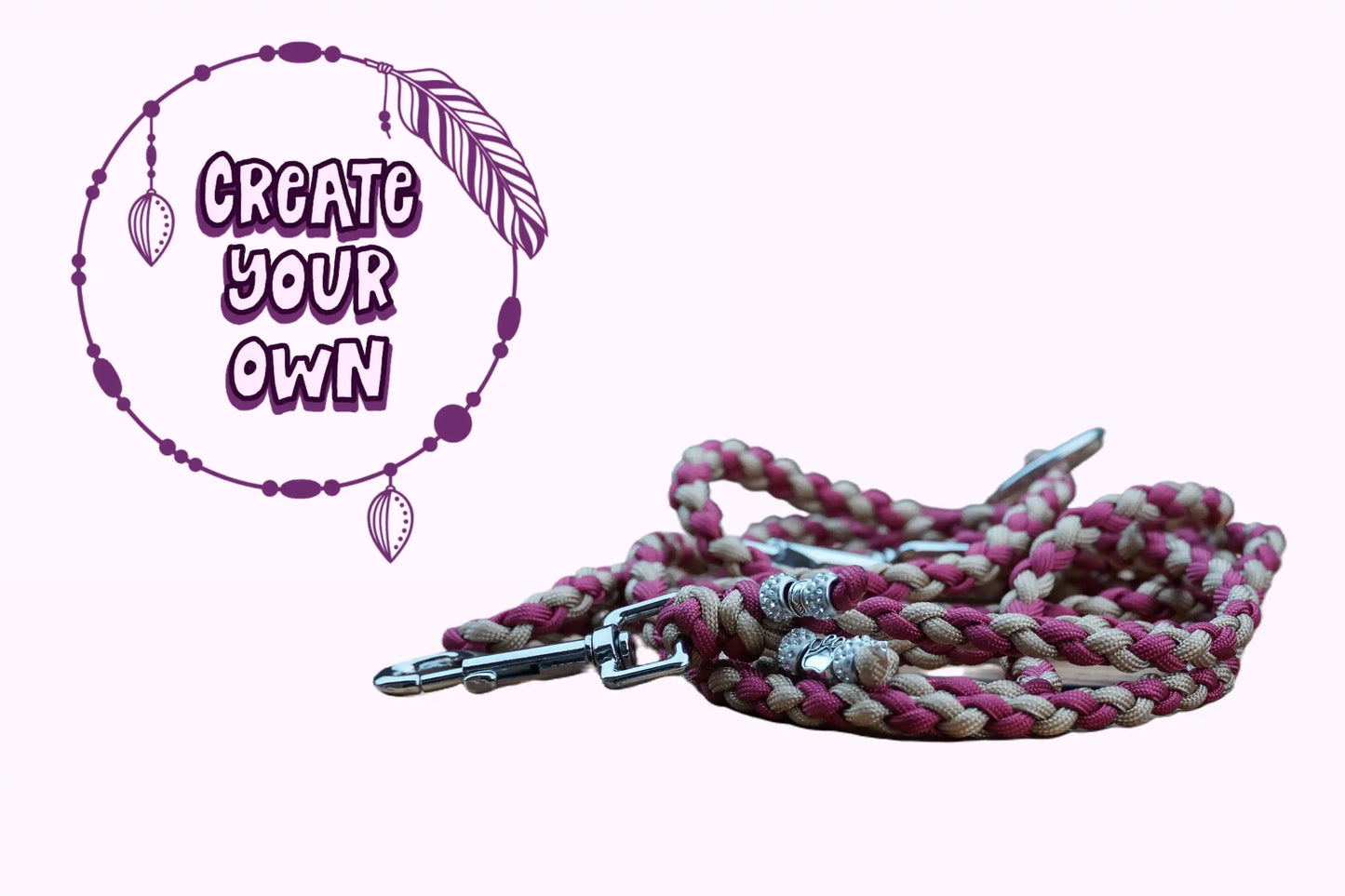 Geflochtene Hundeleine in Rot und Beige mit Metallkarabinern an beiden Enden und einem Metallring.