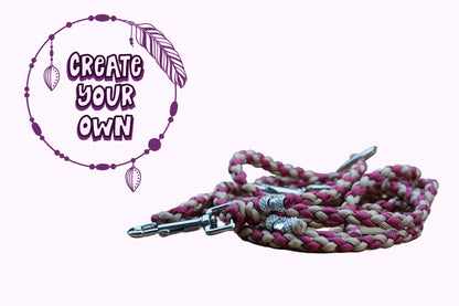 Geflochtene Hundeleine in Rot und Beige mit Metallkarabinern an beiden Enden und einem Metallring.