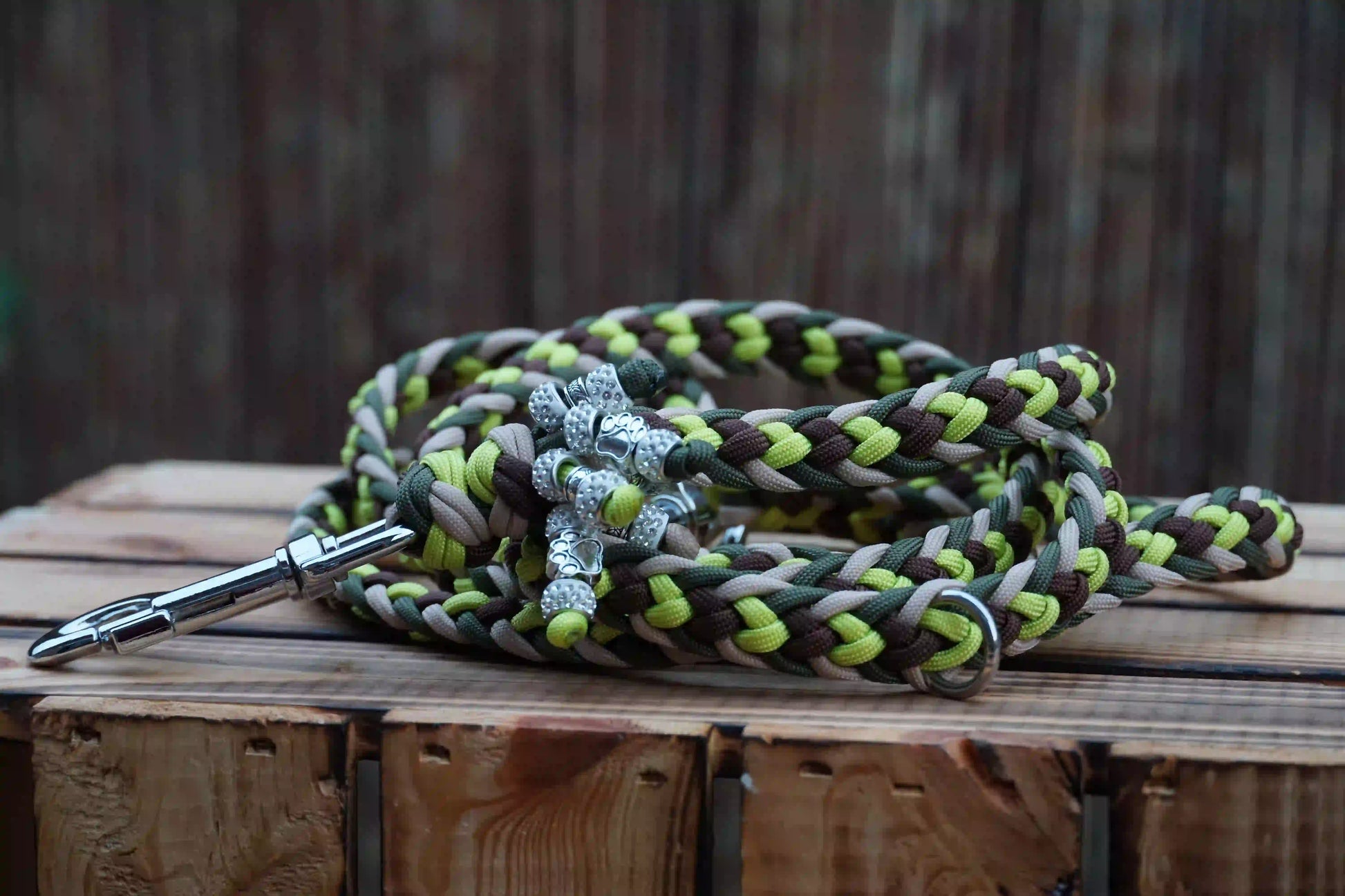 Geflochtene Hundeleine aus Paracord in Olivgrün, Limettengrün, Mocca und Walnussbraun mit Metallkarabiner und Knoten.