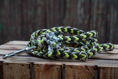 Geflochtene Hundeleine aus Paracord in Olivgrün, Limettengrün, Mocca und Walnussbraun mit Metallkarabiner und Knoten.