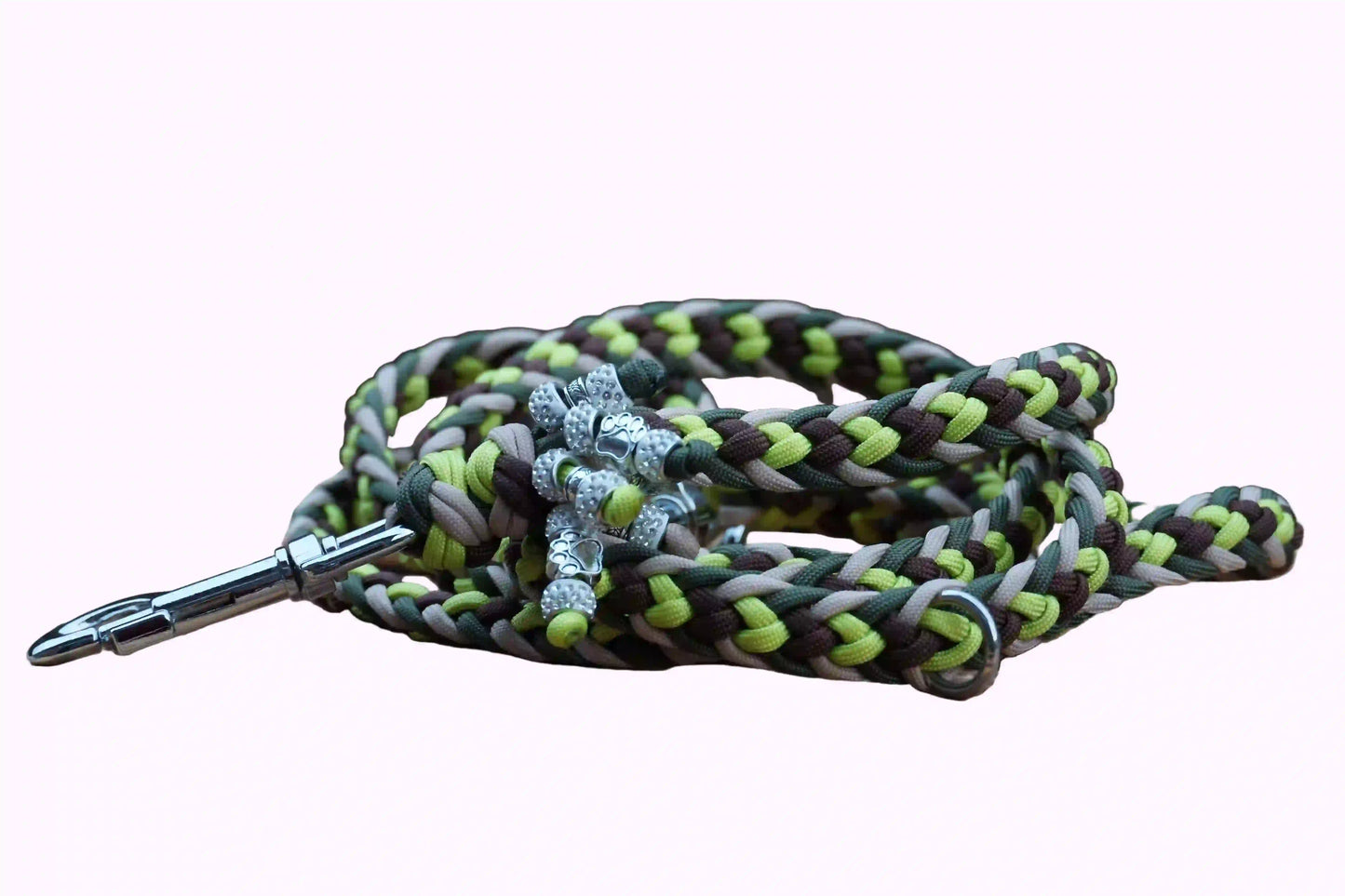 Geflochtene Hundeleine aus Paracord in Olivgrün, Limettengrün, Mocca und Walnussbraun mit Metallkarabiner und Knoten.