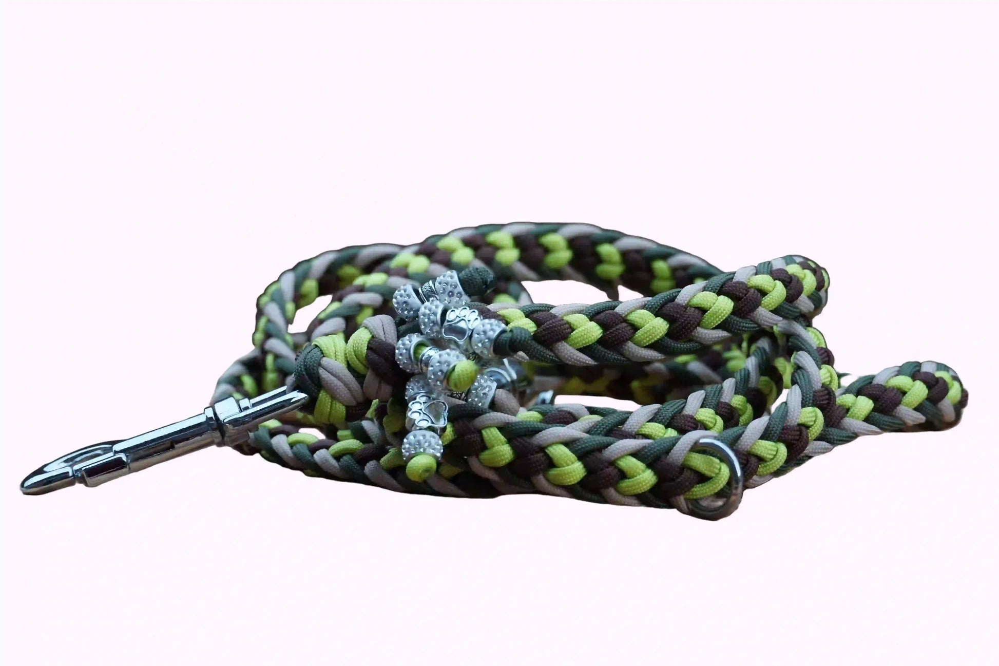Geflochtene Hundeleine aus Paracord in Olivgrün, Limettengrün, Mocca und Walnussbraun mit Metallkarabiner und Knoten.