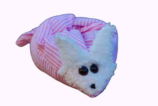 Kuscheltier in Form eines weißen Hasenkopfes mit Knopfaugen, eingewickelt in rosa weiß gestreiften Stoff