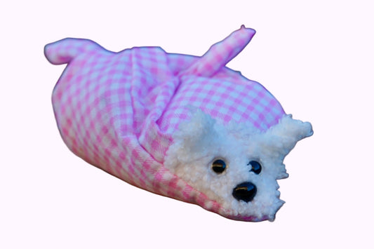 Kuscheltier in Form eines weißen Hasenkopfes mit Knopfaugen, eingewickelt in rosa-weiß karierten Stoff