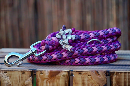 Geflochtene Paracord Hundeleine in Lila- und Pinktönen mit Metallkarabiner und Schmuckperlen am Griff
