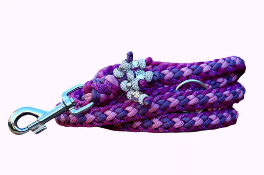 Geflochtene Paracord Hundeleine in Lila- und Pinktönen mit Metallkarabiner und Schmuckperlen am Griff