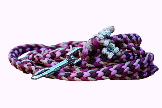 Geflochtene Paracord Hundeleine in Braun- und Pinktönen mit Metallkarabiner und Schmuckperlen am Griff